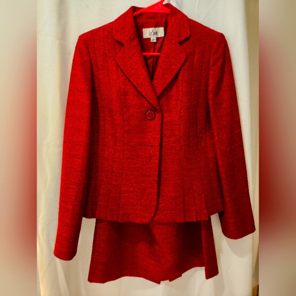 Skirt suit